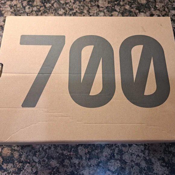 adidas Yeezy 700 V3 - Picture 3 of 8